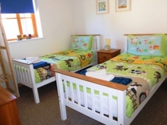 Child friendly twin bed room